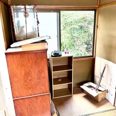 ✨無料✨ 昭和レトロな大型のタンスと中の着物や洋服の画像