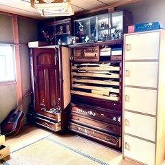 ✨無料✨ 昭和レトロな大型のタンスと中の着物や洋服の画像
