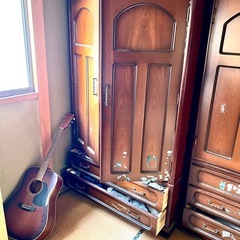 ✨無料✨ 昭和レトロな大型のタンスと中の着物や洋服の画像