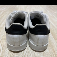 adidas スニーカー 22.5cm ホワイト/ブラックの画像