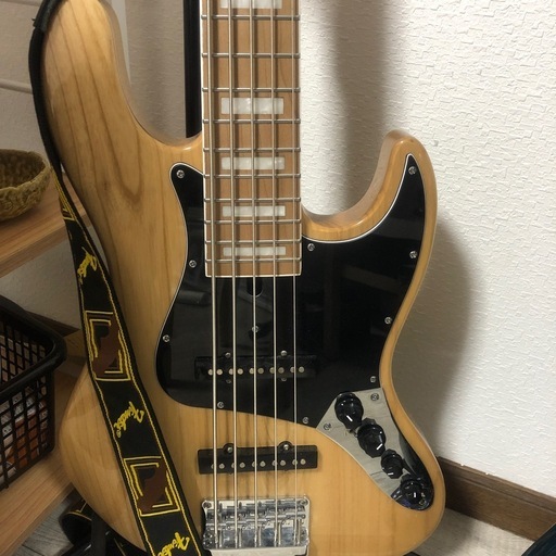 エレキベース　5弦　　ハードケースセット
