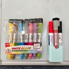 ホワイトボードとペン、クリーナー、他の画像
