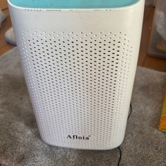 鳥かごです。小鳥や小動物の飼育にご利用いただけます。 画像のように全体的にサビや汚れ、使用感があります。 餌入れ（紫色）が付属しています。  【商品の状態】傷や汚れあり 【カラー】シルバー系  よろしくお願いいたします。の画像