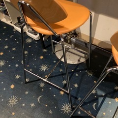 カウンター　チェアー　椅子　8個あります　　　オレンジ　中古　8個セットの場合は全部で1万円　1個¥1500の画像