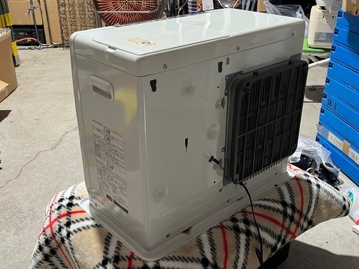 ダイニチ　石油ファンヒーター　ブルーヒーター　ホワイト　９．０ℓタンク　大型タイプ　２０１８年製　コンクリート２５畳／木造１９畳　８段階油量モニター　パワフル秒速消臭システム　ｅｃｏモード　ＦＷ－７２ＤＸ４　オフィス　店舗　新品時メーカー希望小売価格７６，７８０円