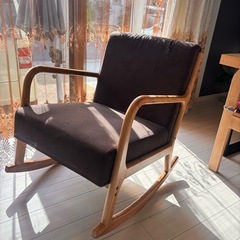 しっかりのロッキングチェア　おしゃれ椅子の画像