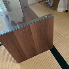 オシャレなガラスの机の画像