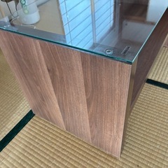 オシャレなガラスの机の画像