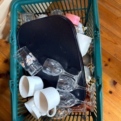 食器たくさんの画像