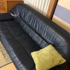 黒の革張りソファの画像