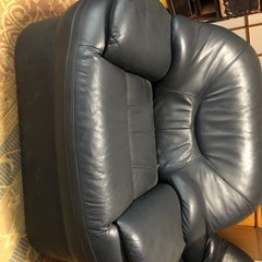 黒の革張りソファの画像