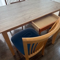 テーブル、イスの画像