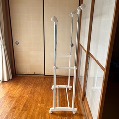 ①キャスター付き2段ハンガーラック　　の画像