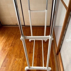 ①キャスター付き2段ハンガーラック　　の画像