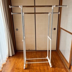 ①キャスター付き2段ハンガーラック　　の画像