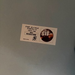 マグカップ2個と皿1つの画像