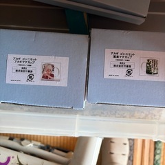 マグカップ2個と皿1つの画像