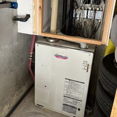 引き取り限定　灯油温水ボイラーと90L？灯油タンクの画像