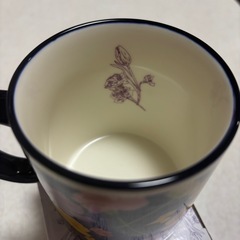 オシャレな花柄のマグカップの画像