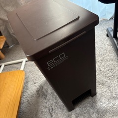 大きめのゴミ箱の画像