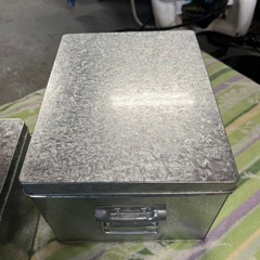 ブリキ缶　大・中　2個セットの画像