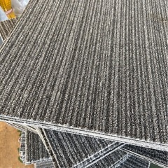 激安★フロアタイルカーペット　約170枚　42平米　26畳分　中古　グレーの画像