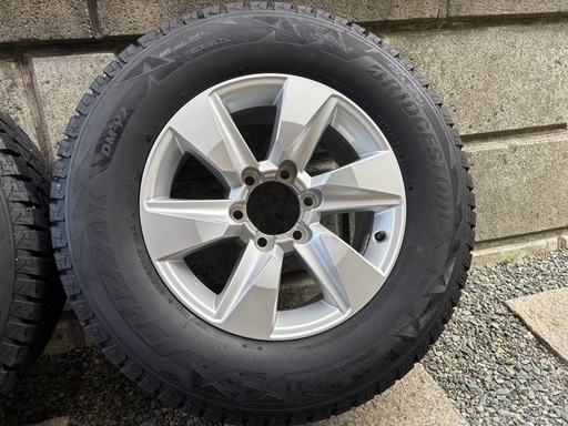 ブリヂストン　スタッドレスタイヤ　265/65R17