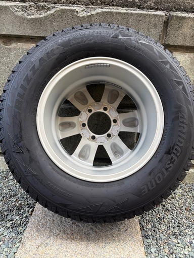 ブリヂストン　スタッドレスタイヤ　265/65R17