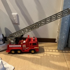 大きなハシゴ消防車の画像