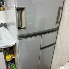 シャープ製 両開き冷蔵庫(自動製氷器付き) の画像