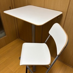 カフェテーブルとイスのセットの画像