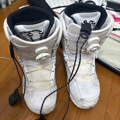 レディース用のスノーボードの板、ブーツ、ビンディング、バッグ、お手入れセットの画像