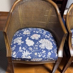 椅子 2脚とテーブルの画像