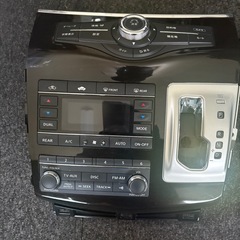 日産 エルグランド純正ナビ＋センターパネルの画像