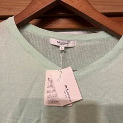 m.f.editorialのVネックラメニットプルオーバーの画像