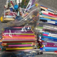 鉛筆　ペン　ボールペン　マーカー　色鉛筆など大量の画像