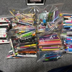 鉛筆　ペン　ボールペン　マーカー　色鉛筆など大量の画像