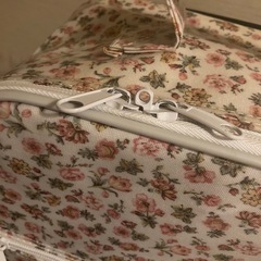 花柄スーツケースの画像