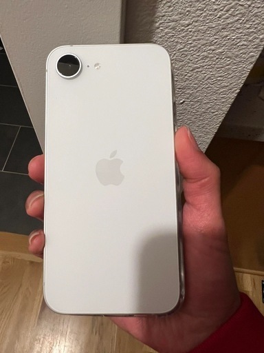 iPhone16eホワイト美品