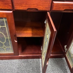 飾りガラス入りキャビネット／赤紫カラー／レトロ感ありの画像