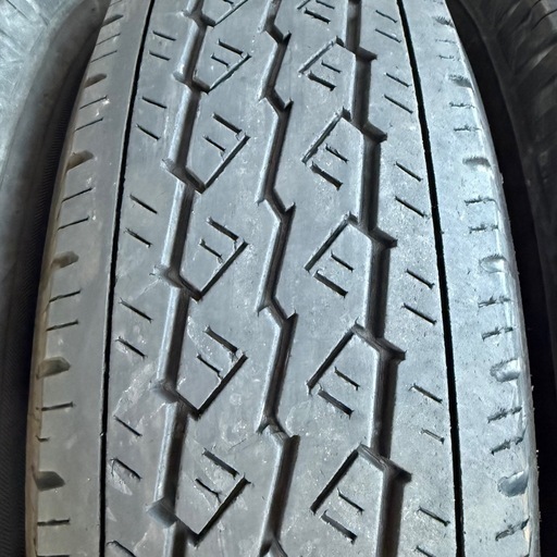 195/80R15 107/105LT 2023年製造 
ブリヂストン夏タイヤ ハイエース キャラバン 車検対応品