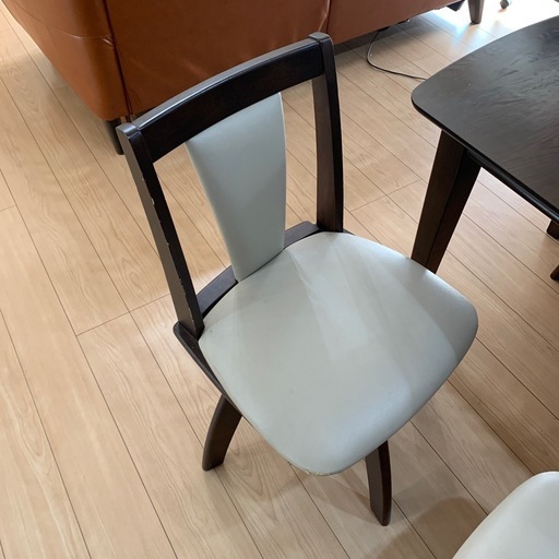 ダイニングテーブルセットお話し中です