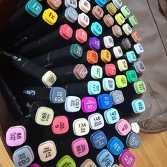 新品未使用80色入りマーカーの画像