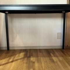 IKEAのダイニングテーブル黒の画像