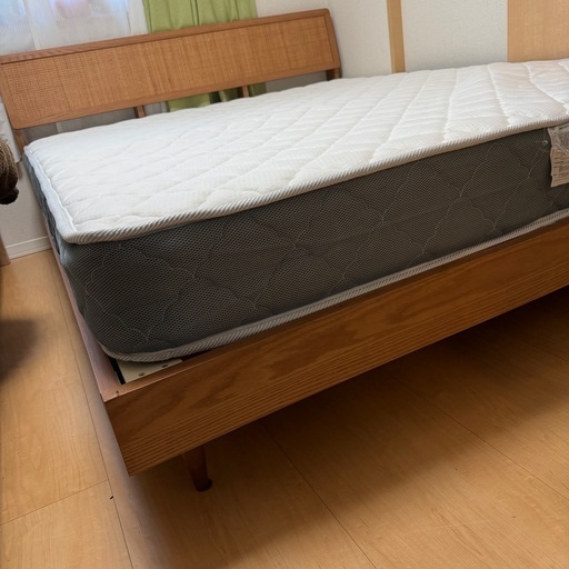 木製クイーンベッド、マットレス