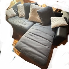 ３人掛けソファーです。 状態は7割ほど良いです。の画像