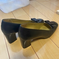 イヴ・サンローランデザインのパンプスの画像