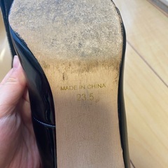 黒のパンプスの画像