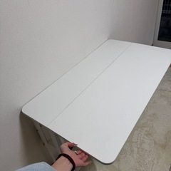 白い折りたたみテーブルの画像