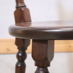 松本民芸家具のクラシックなダイニングチェア”南京小椅子”です。ミズメザクラ無垢材を使用したクラシカルなデザインは上品で洗練された印象に♪小ぶりなフォルムはサイドチェアとしてもオススメです！！の画像